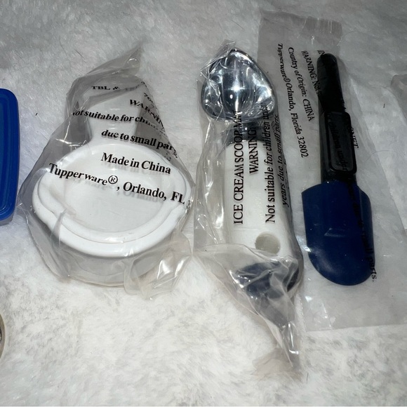 TUPPERWARE MAGNET/KEYCHAIN MINI LOT OF 5 BRAND NEW LOT 2 - Picture 5 of 6